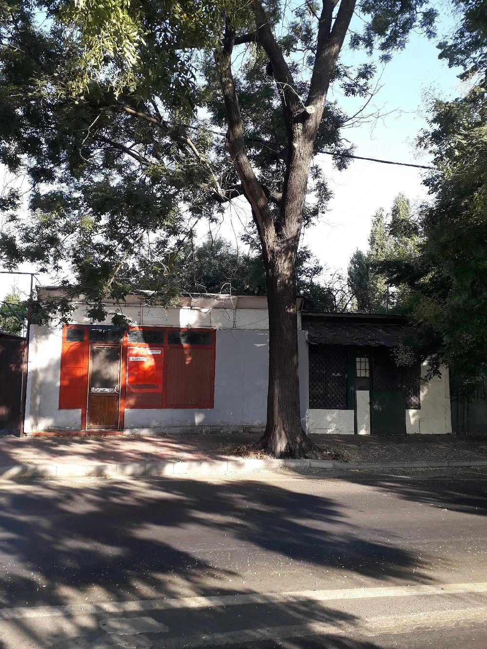 Vind doua Spatii comerciale , locuinta si teren 110 mp la curte avantajos
