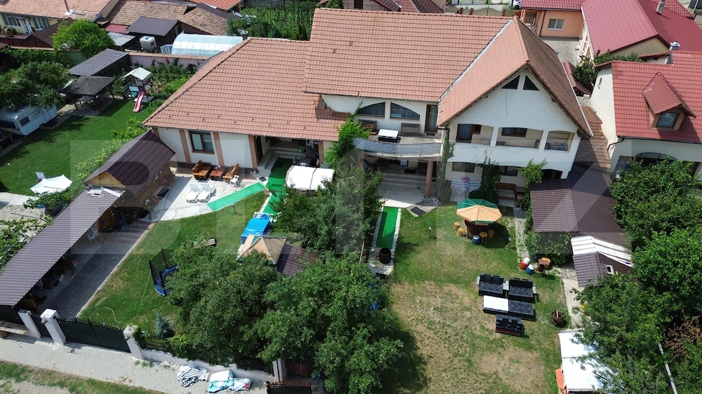 Casa 8 camere,teren 1027 mp, foisor si gratar,Micesti