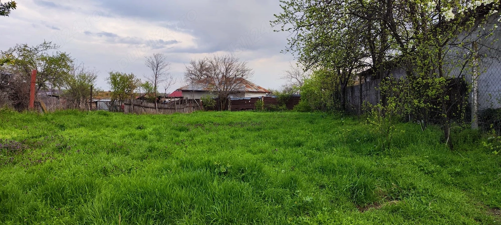 Bună ziua Stimați oameni  vând teren Aproape de Centru