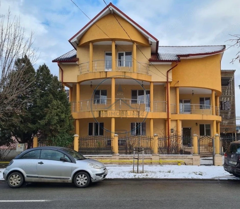 Apartament cu 4 camere și curte comună de vânzare