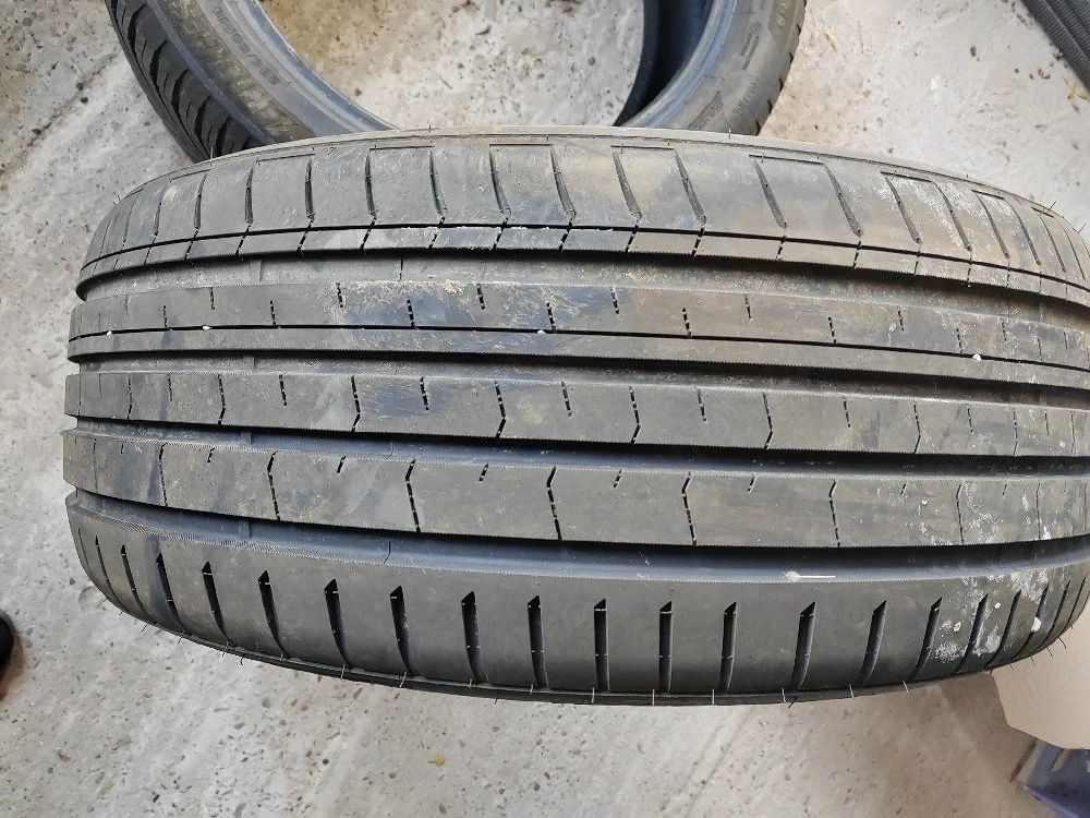 Vand doua anvelope 235 50 19