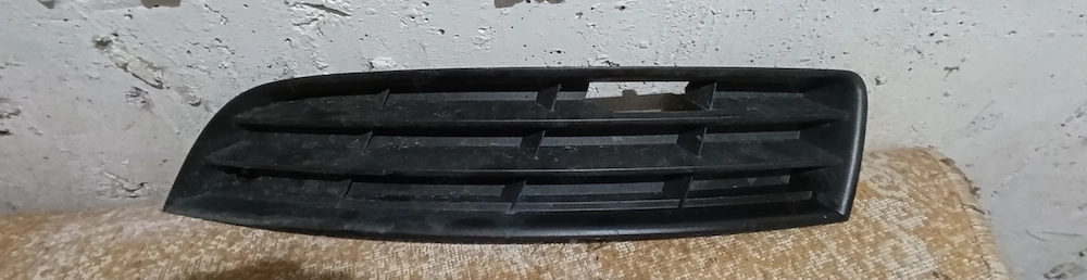 Vând grilă stânga Passat b6 