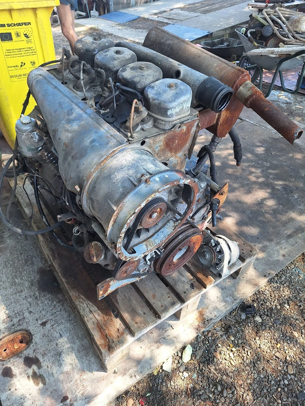 Motor diesel Deutz, 4 pistoane, cu răcire  pe aer, model F4L912K. 73 CP.