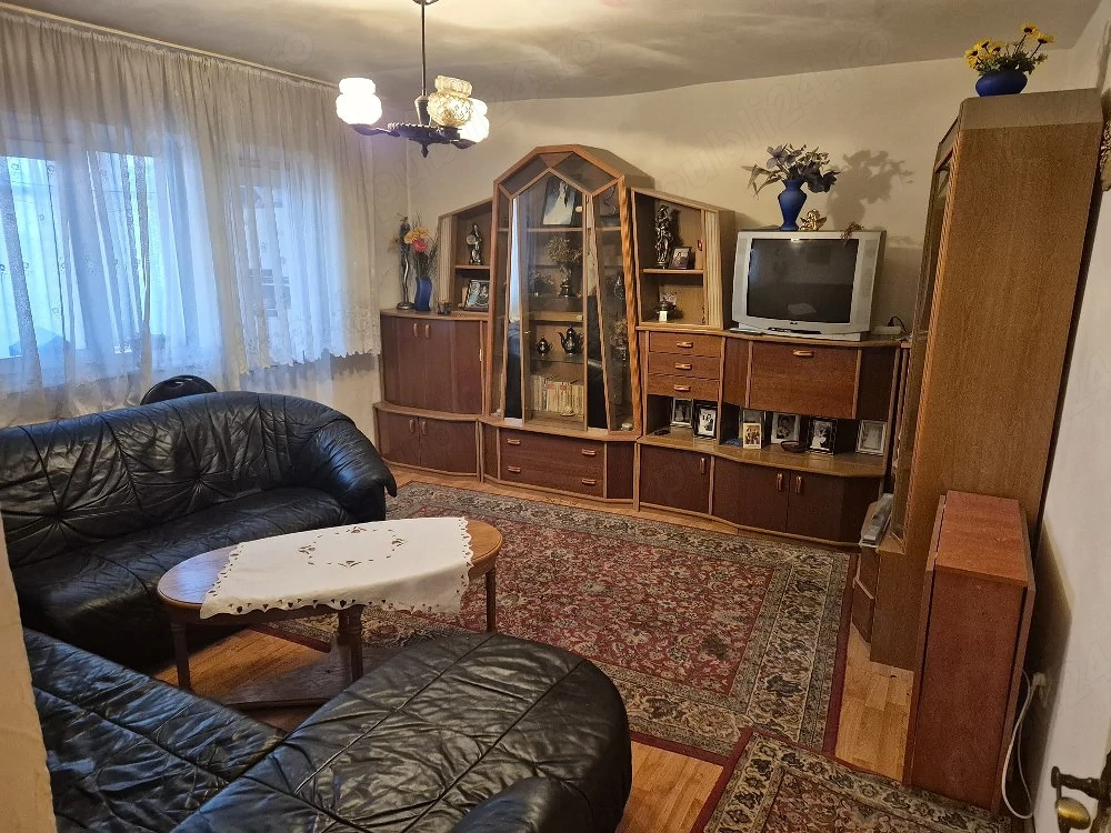 Vând apartament 4 camere decomandat et.1 micro V