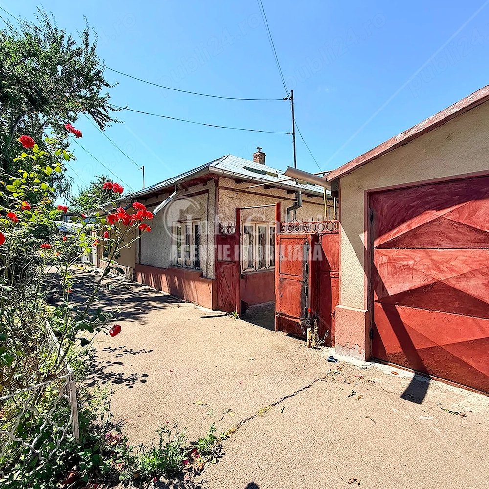 | Casa cu 2 camere | Curte: 134 mp + Garaj | Strada Cezar |