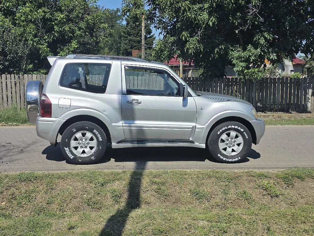 Vând Sau Schimb Mitsubishi Shogun  An 2004 3 uși, motor 3.2 diesel, tracțiune 4x4, volan pe dreapta.