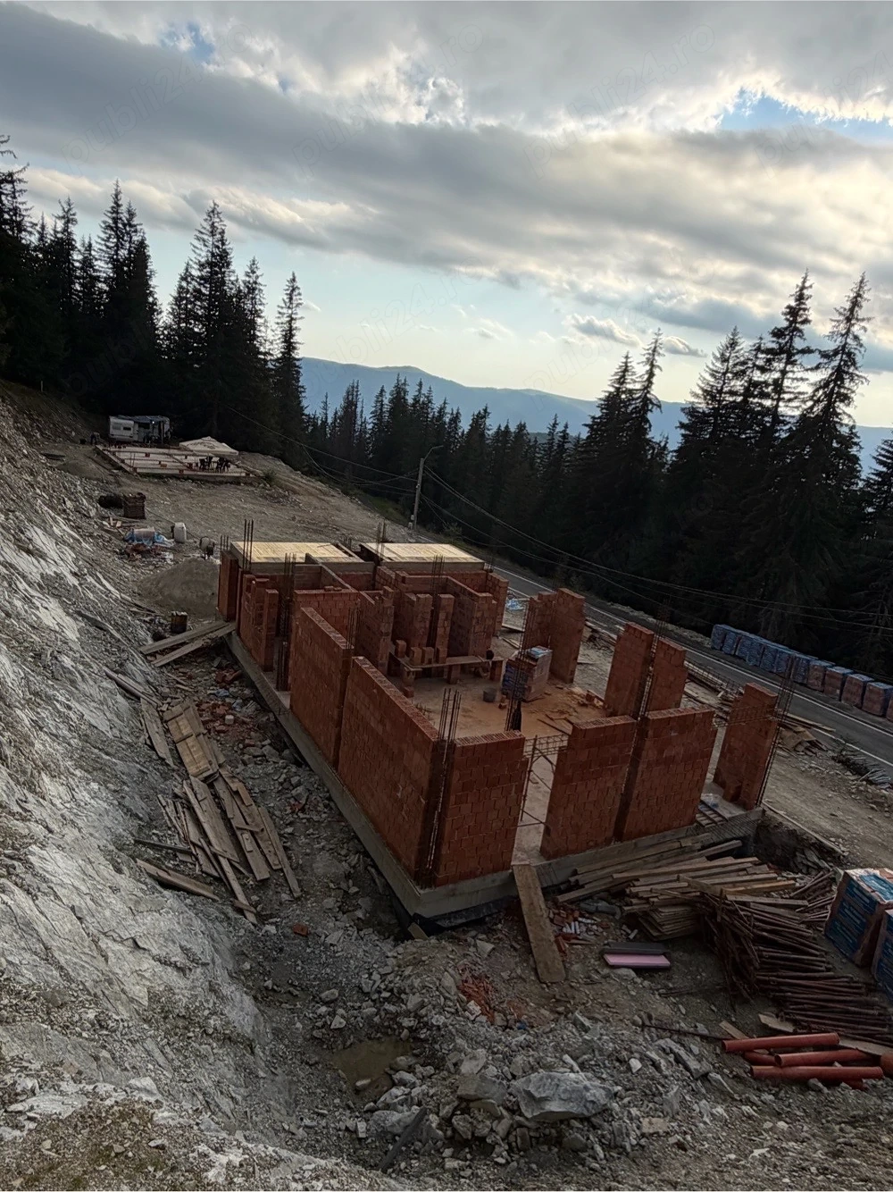 angajez muncitori in constructii , zidari , dulgheri etc 