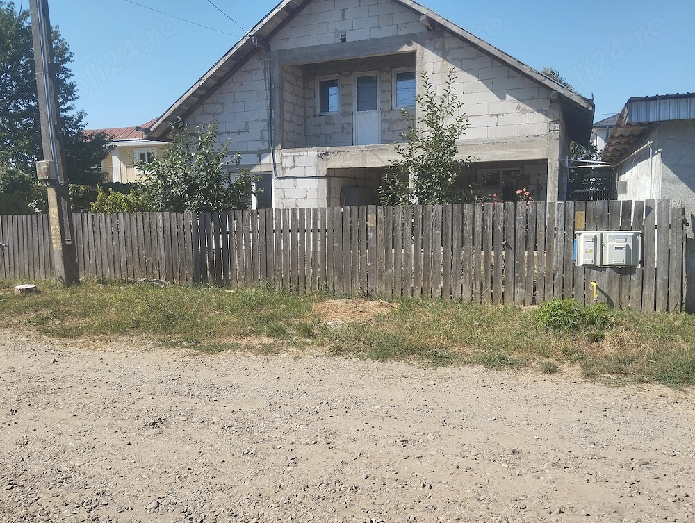 Vând casă cu garaj și teren 600 mp