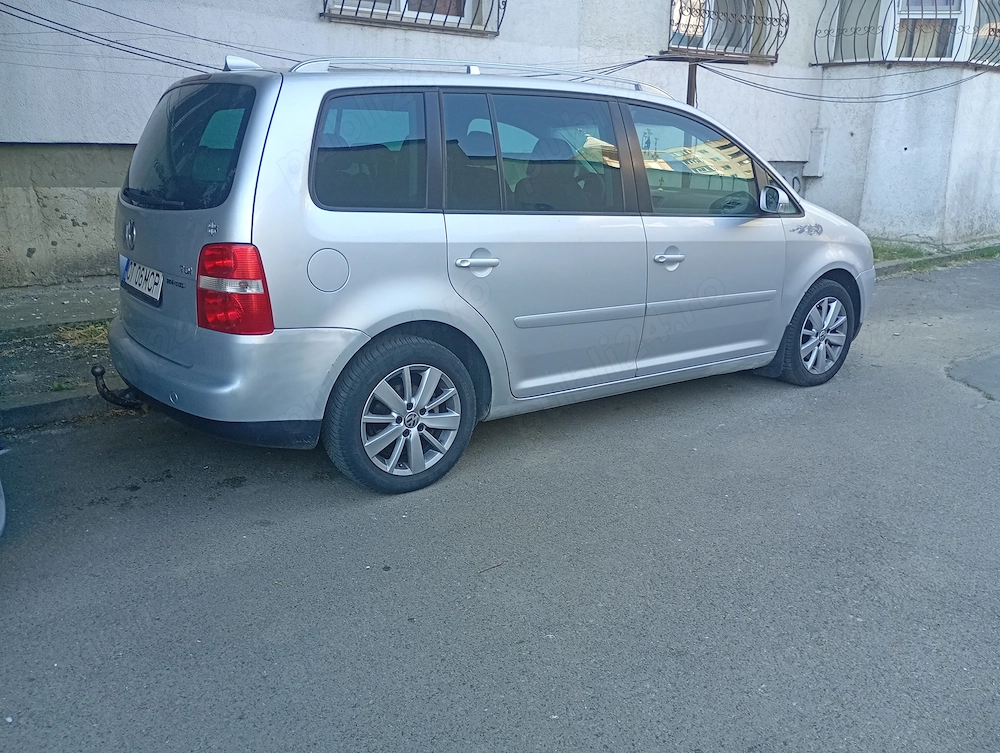 Vind Wv Touran 2004 in stare buna cu 1700 euro 42000 km