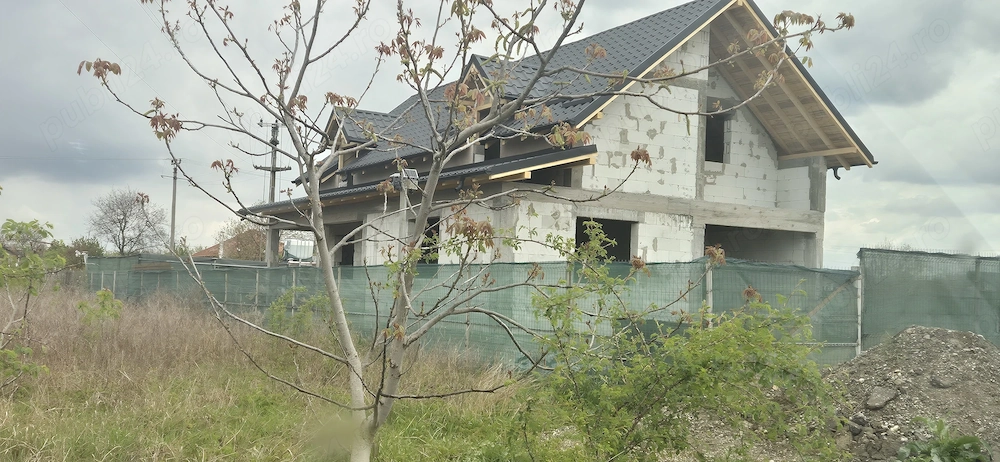 Vand casa la rosu