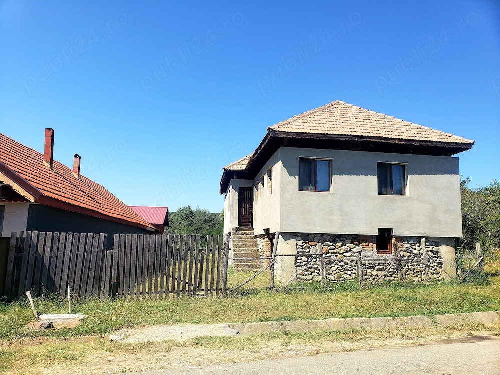 Vand casa cu 3 camere .