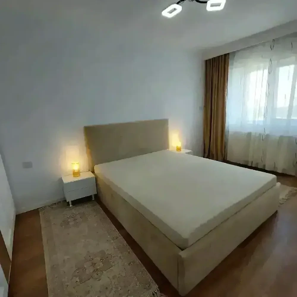 PROPRIETAR închiriez central ap cu 3 camere decomm