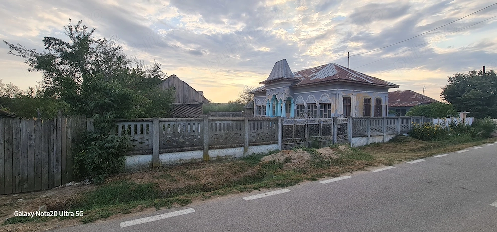 Casă de vânzare + teren.