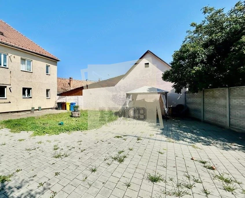 Casa individuala cu 8 camere  si teren 373 mp in zona Lazaret