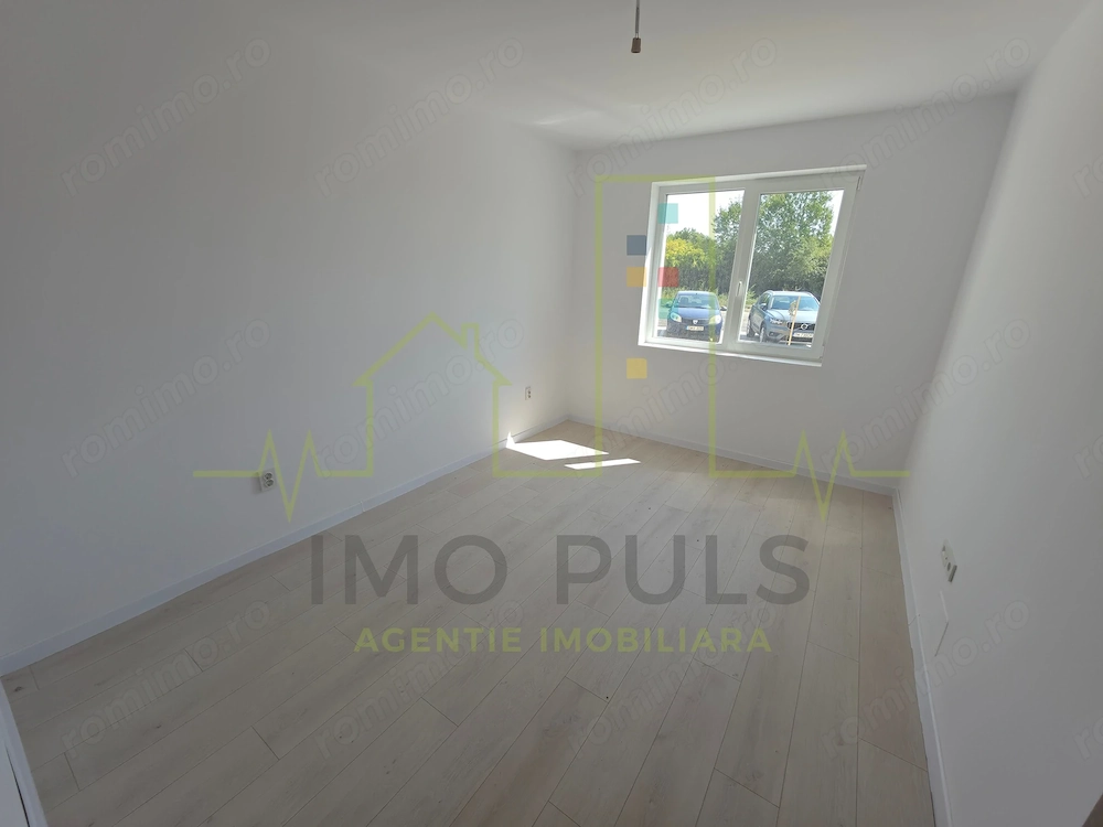Apartament la parter cu balcon. Bucatarie separata. Loc de parcare
