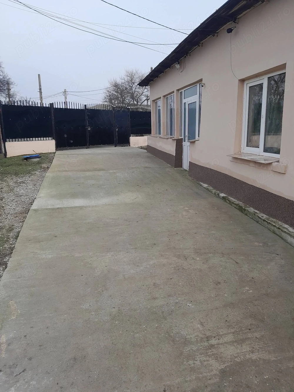 Casă de vânzare 2 cameri 2 holuri,bucătărie, sală. Suprafața terenului 2400m2   Stoicănești Olt 