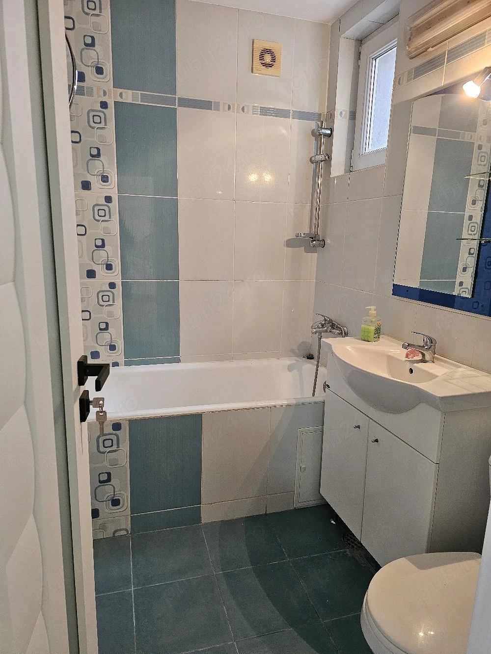 Apartament centru, 4 camere, 2 bai,etaj 2