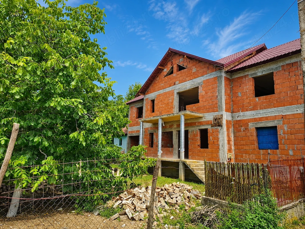 Casă P+1 cu 1.294 mp teren, Structură finalizată, Sat Cioboți, Olanu, Vâlcea