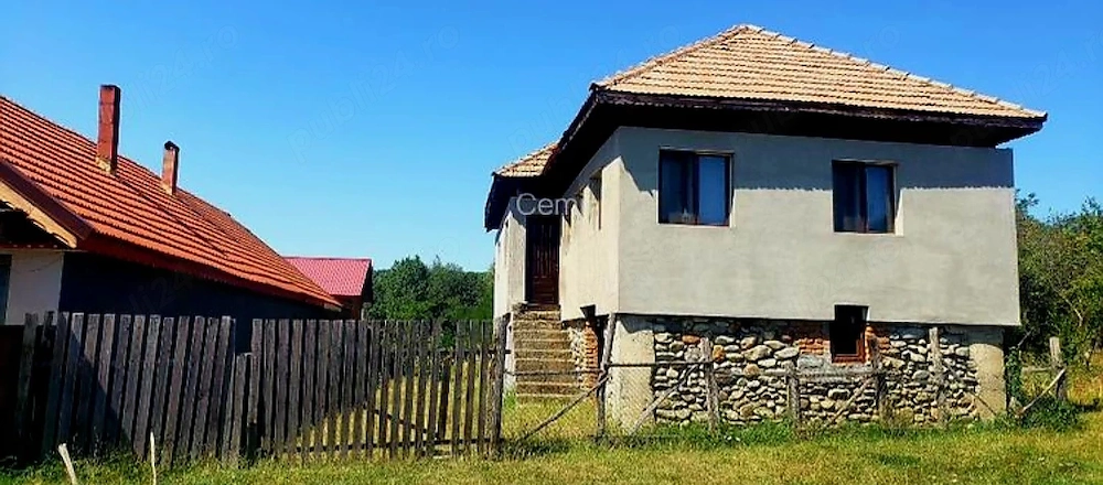 Vând casa la tara.