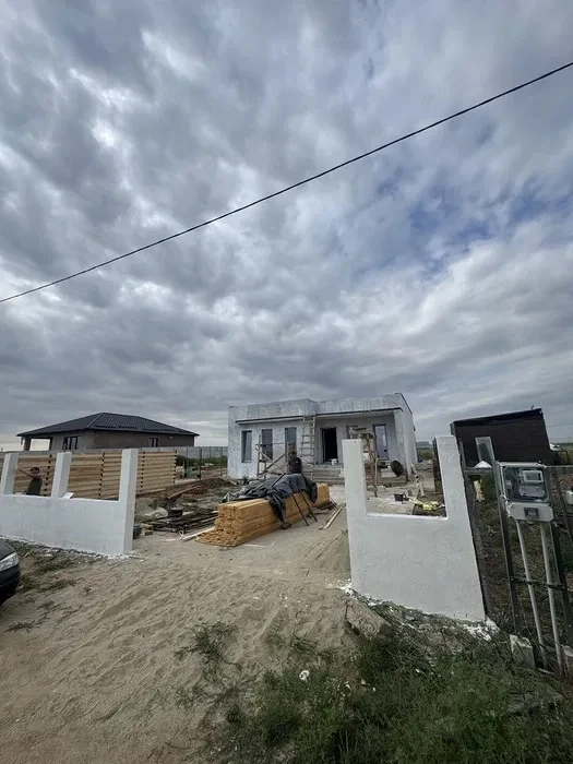 Casa individuala de vanzare, 126 mp, teren 700 mp, zona Pielesti