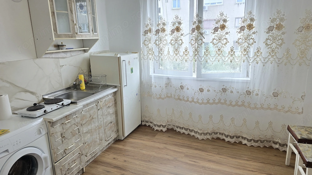 Vand garsoniera in Deva, zona Dacia, etaj 3, bloc de 4 etaje de caramida, suprafata utila 16 mp, 