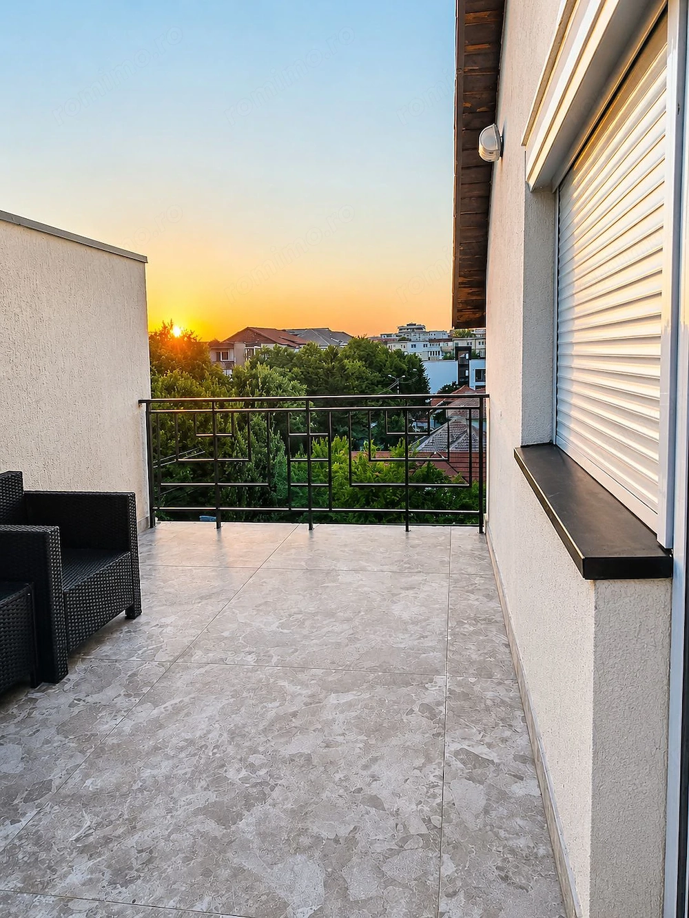 Apartament 3 camere, terasă 23,63 mp, parcare – complet mobilat