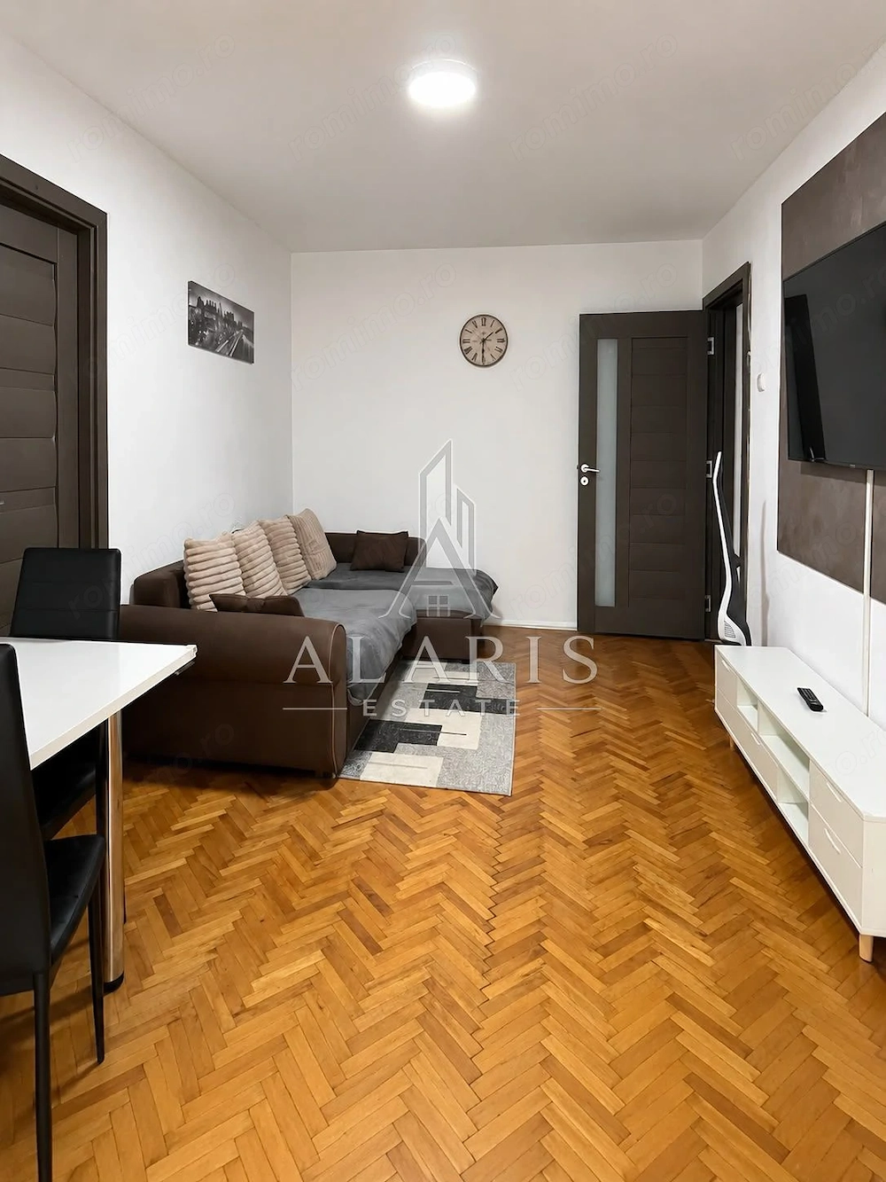 Apartament cu 3 camere, semidecomandat, zona Dacia