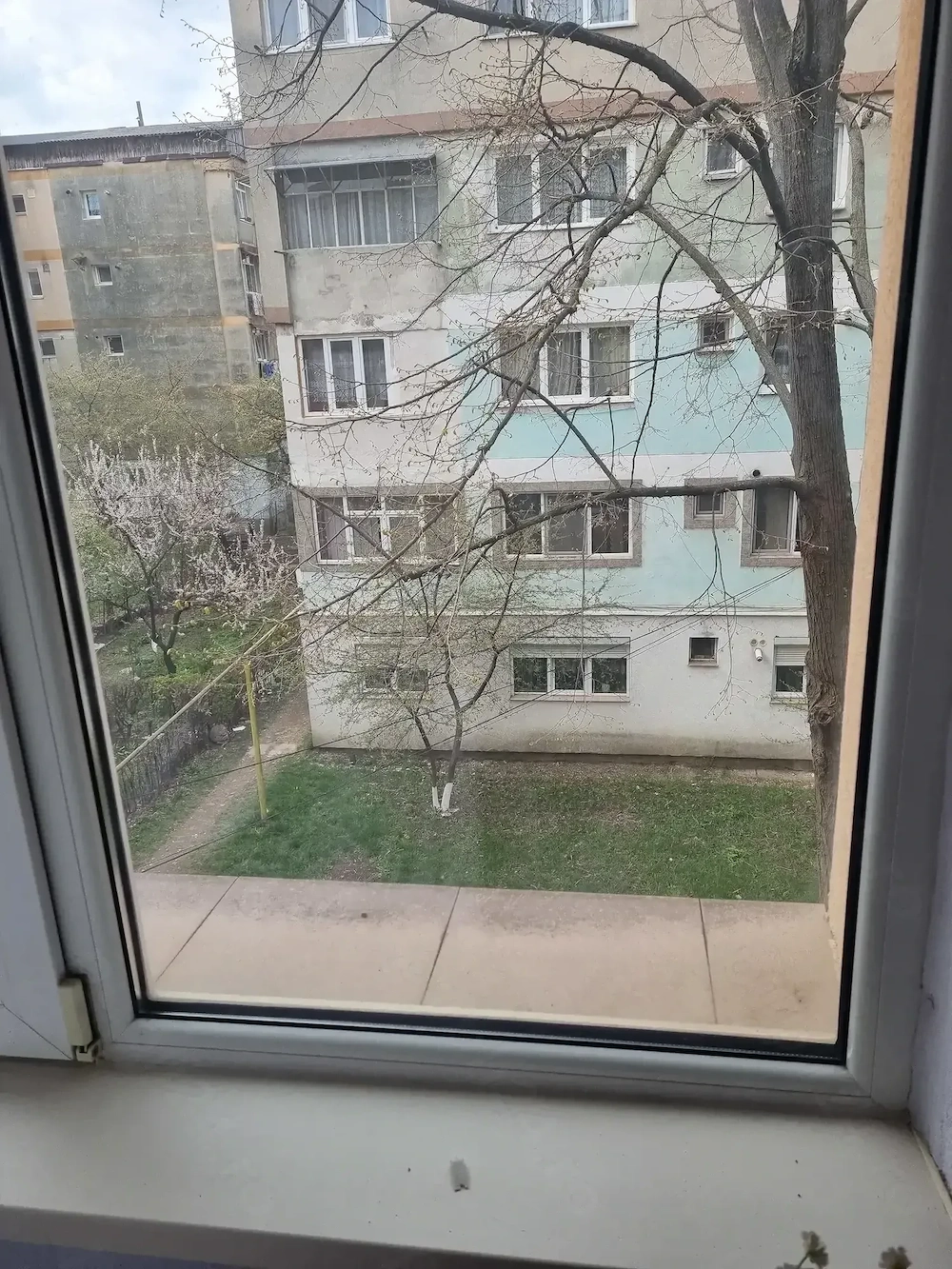 Vând apartament 2 camere semidecomandat 40 mp etaj 2 4 in Dorohoi, cartier Plevna aleea Marului.