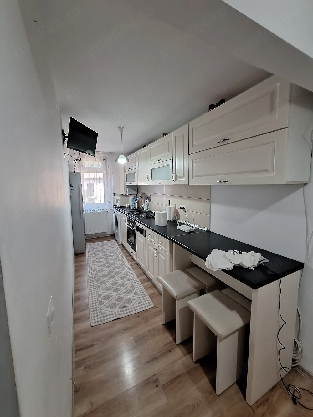 Se inchiriaza apartament cu 3 camere mobilat si utilat.