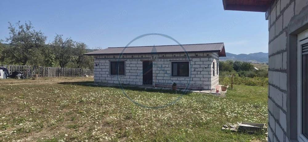 Casă la roșu de vânzare în Dumitra – 1.500 mp teren!
