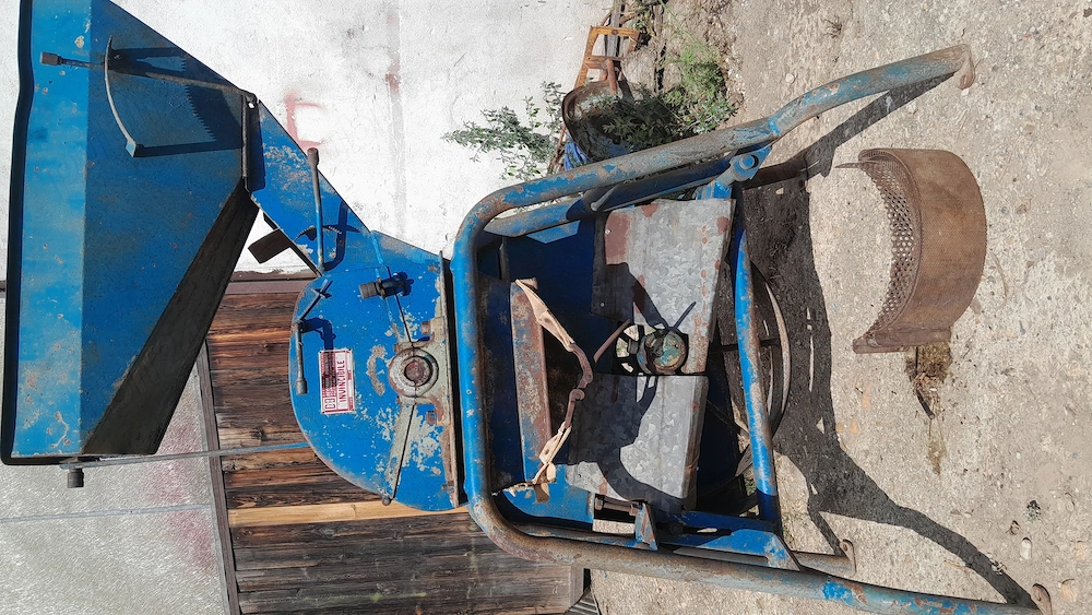 Mora de macinat cereali pe cardan