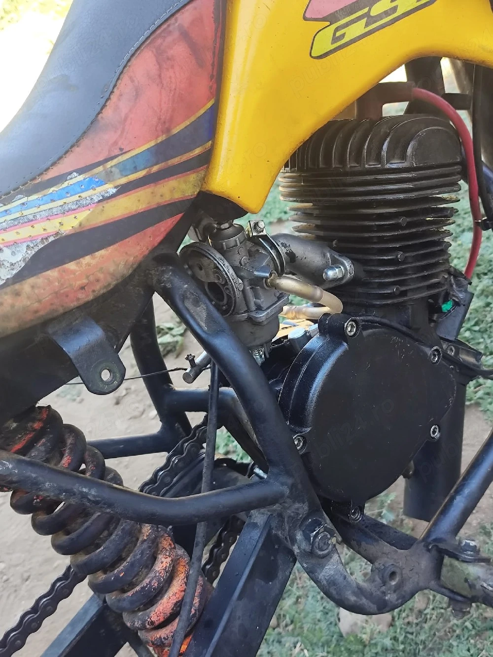 motor de bicicleta pus pe un cadru de cross de 49cc