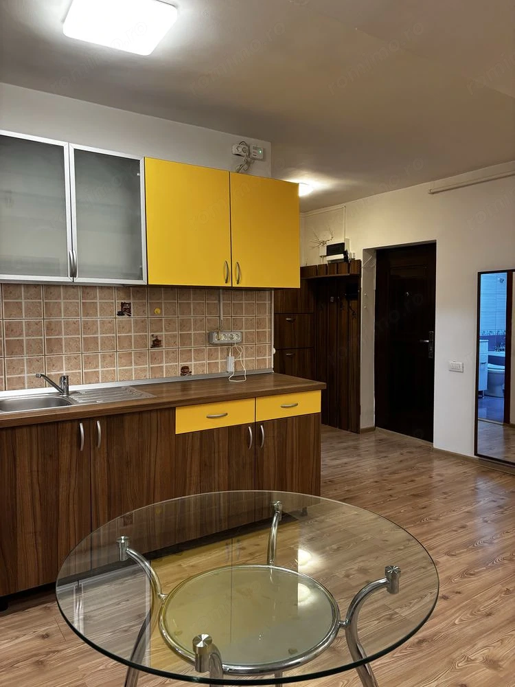 Apartament luminos 2 camere de închiriat | Metrou Apărătorii Patriei (7 min) | Parcare inclusă