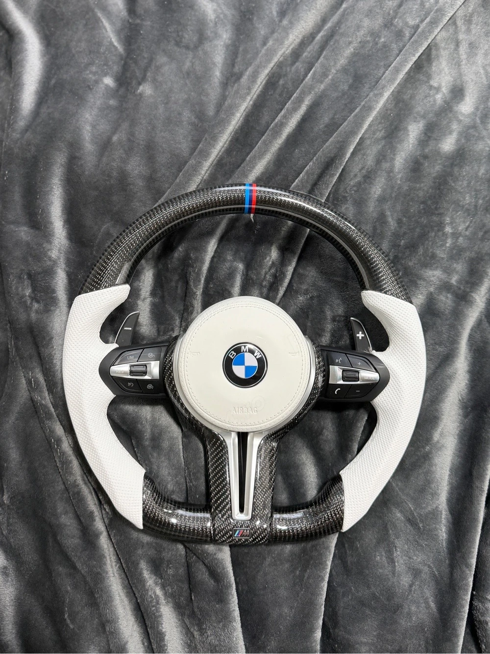 Volan BMW M din carbon si piele tesită nou cu padele ( alb sau negru )