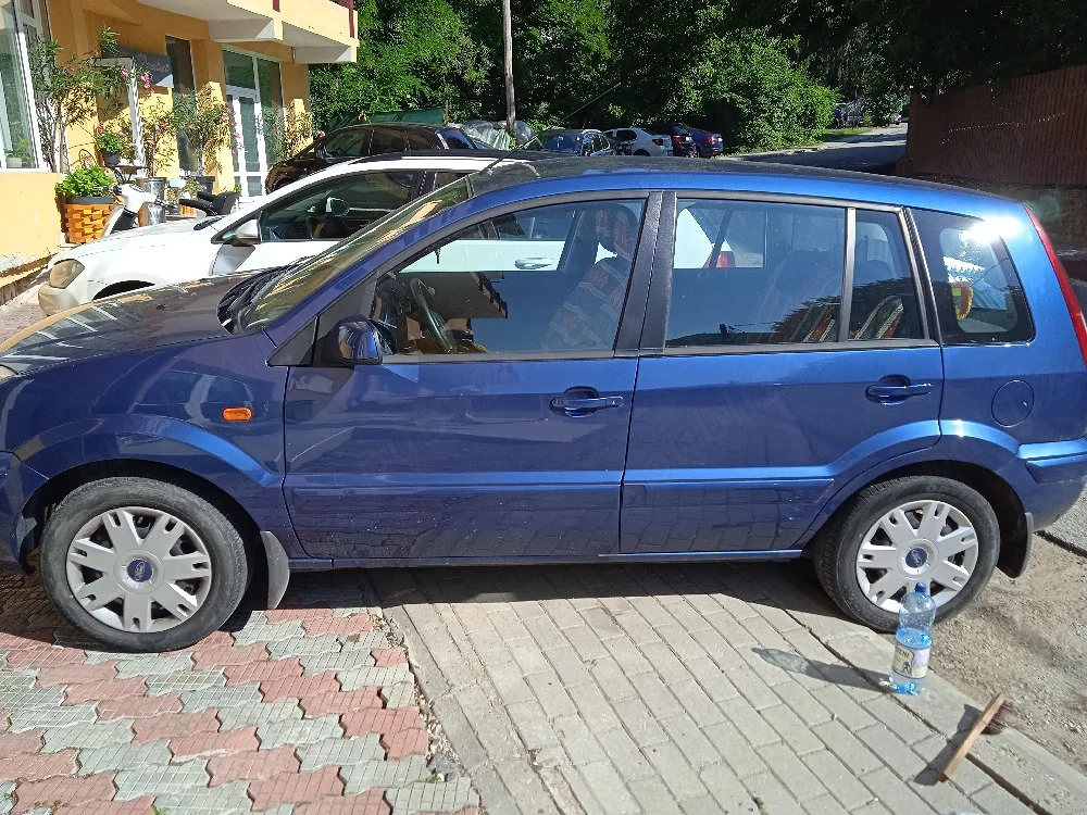 Vand masina Ford Fusion din 2010,30000 km, ținută in garaj-3600 euro,negocial -tel. 