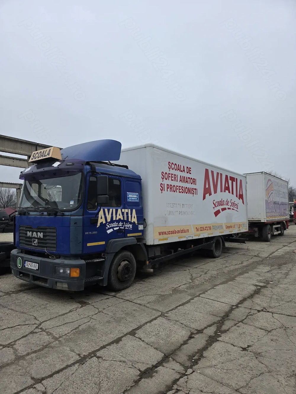 Vând Ansamblu Camion MAN (2004) + Remorcă   Benă închisă Agreere Școală (Cat. C + CE)