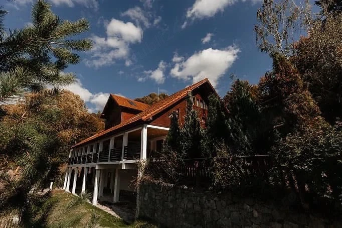 Pensiune de închiriat pentru cabane, teambuildings, evenimente sau cu camera!