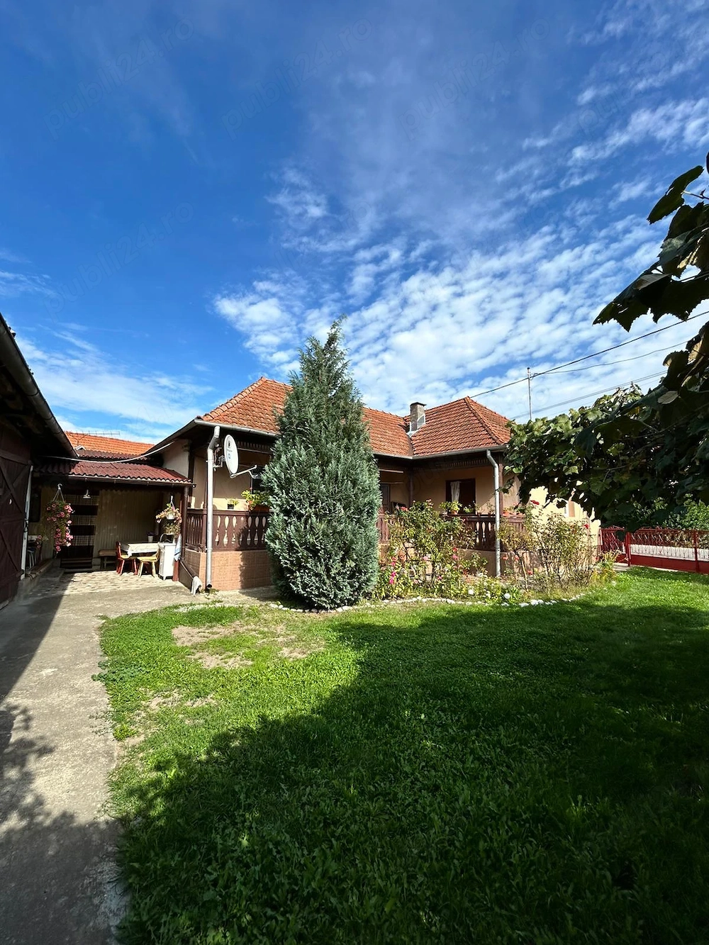 Casa cu curte si gradina, 1100 m2, pozitie ultracentrala, Ciceu Giurgesti