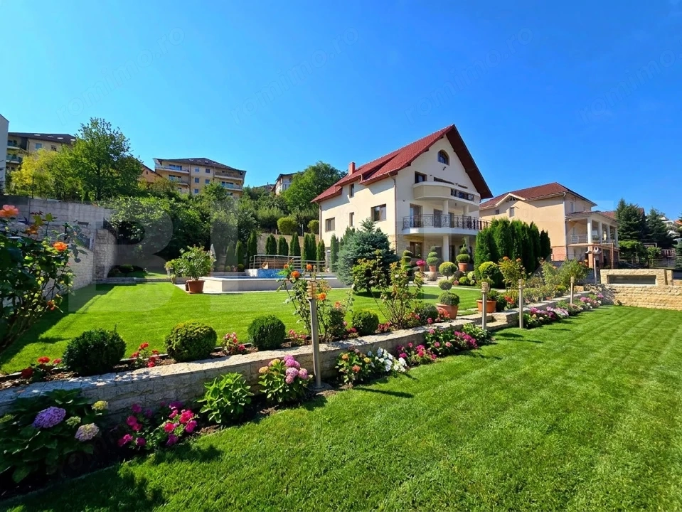 Vila  cu piscina exclusivista de vanzare in zona  Grand Hotel Italia