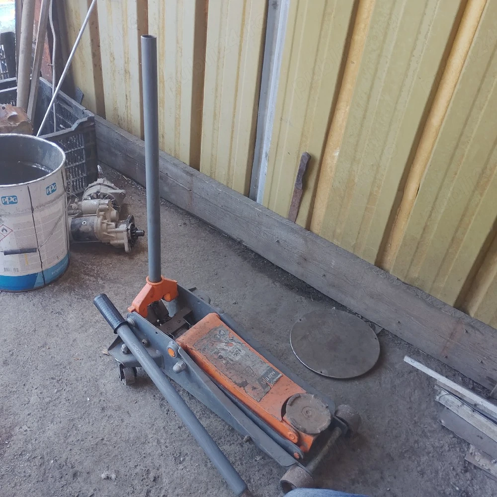 Anunț   Cric hidraulic auto  Vând cric hidraulic auto, tip crocodil, robust și practic, potrivit pen
