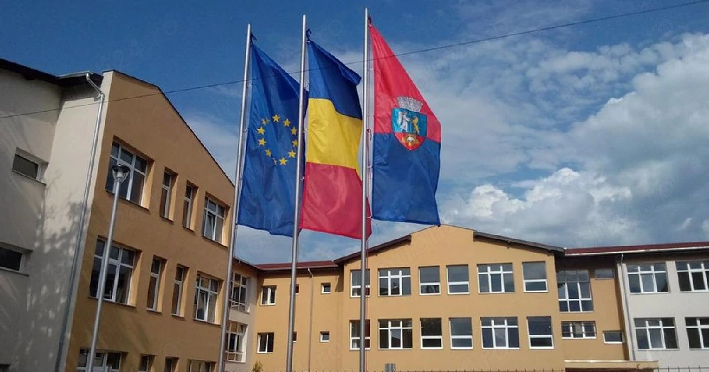 angajam 2 femei intretinere pe perioada nedeterminata