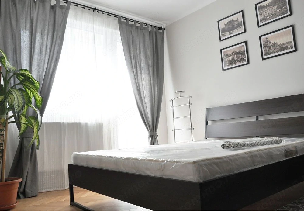 Apartament 2 camere de vânzare, Ultracentral, centrala proprie, fara risc.