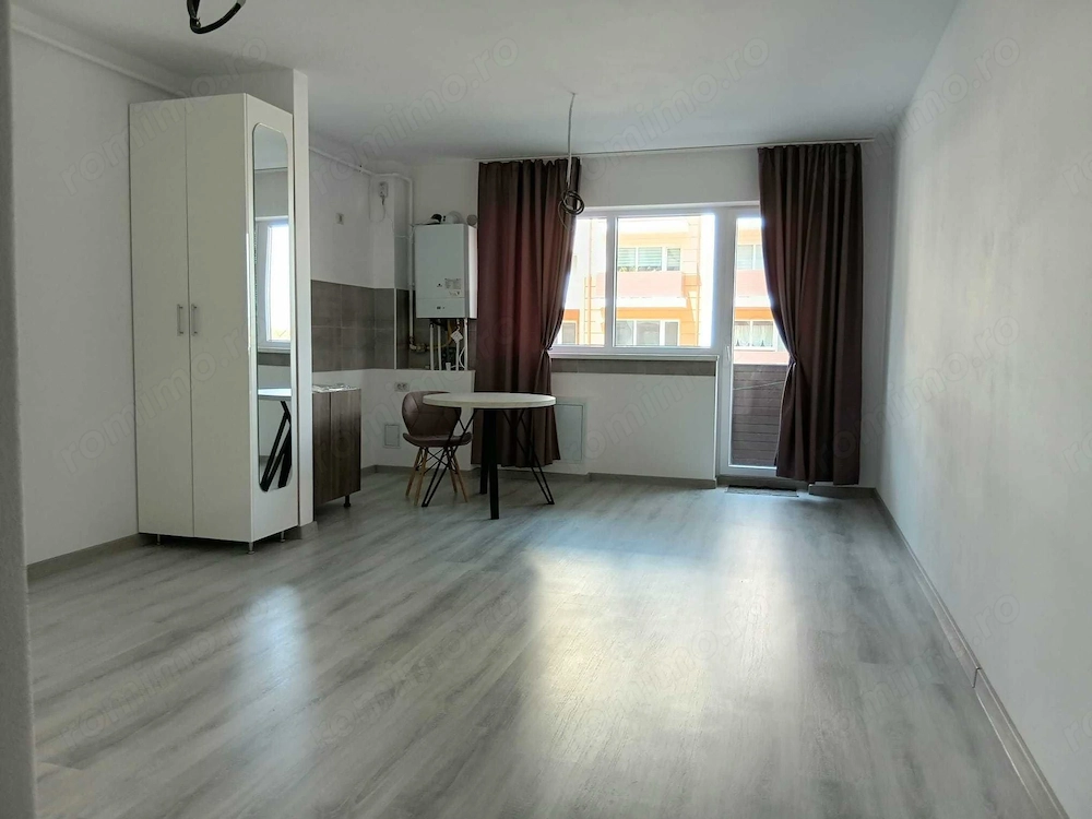 Vand garsoniera semi decomandata