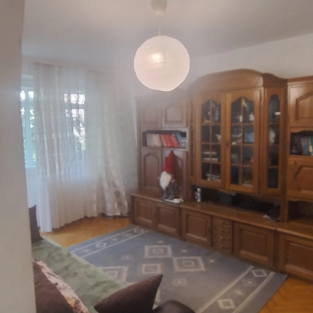 De închiriat: Apartament 3 camere decomandat - Zona Tineretului