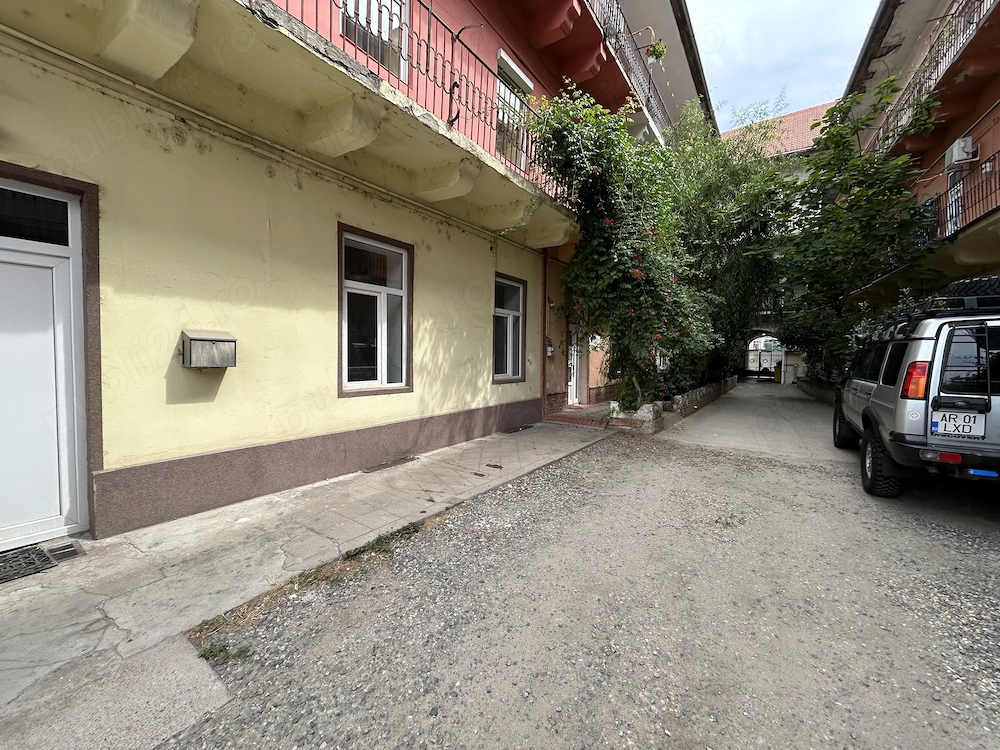 Vand spatiu ultracentral,Revolutiei(Teatru)in curte,parter, st.124 mp.