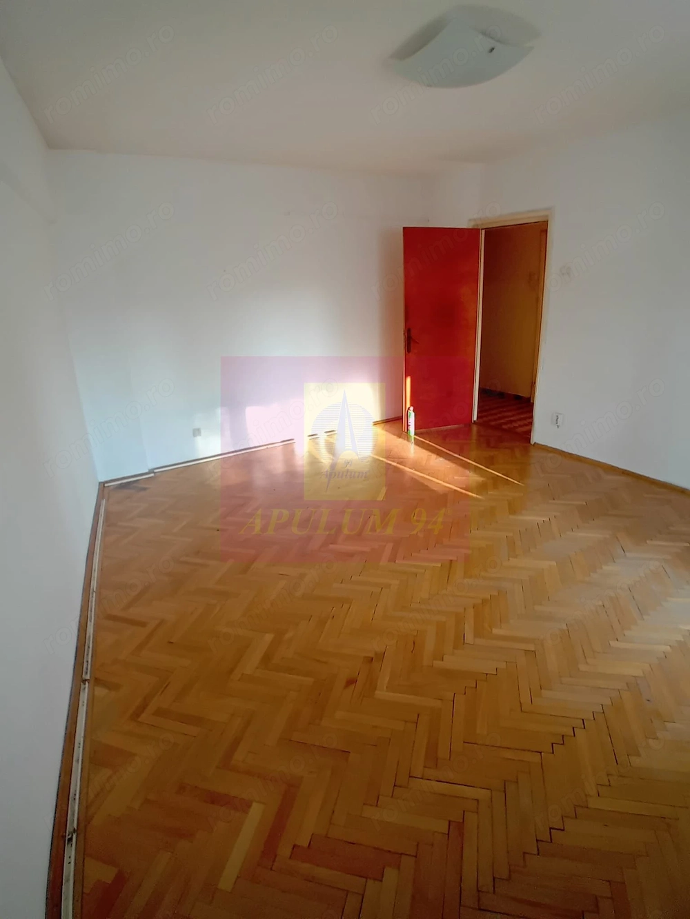 Vanzare apartament de 4 camere la Casa Poporului-stradal