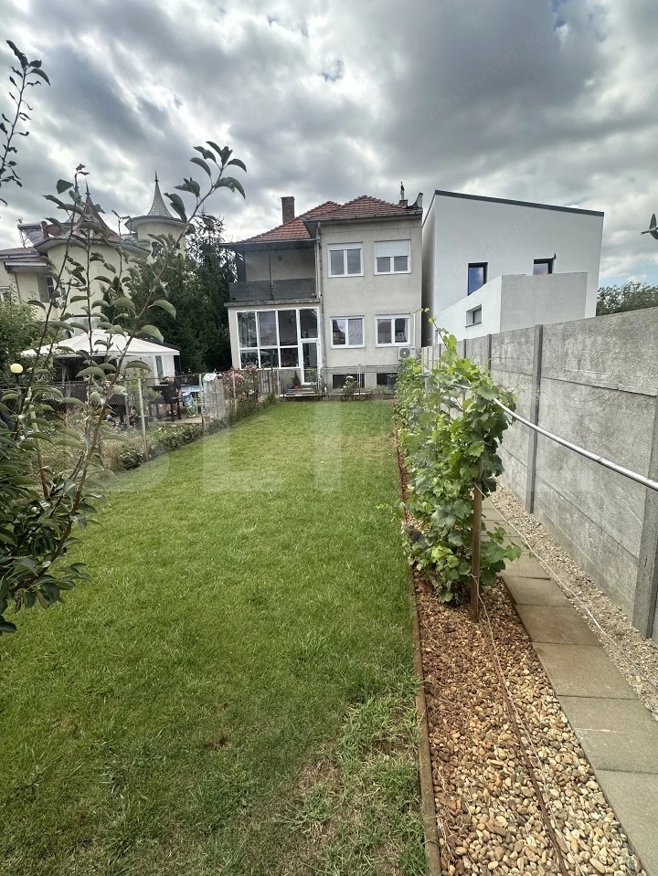 Apartament de vanzare, 160 mp, teren 165 mp, zona Strandului 