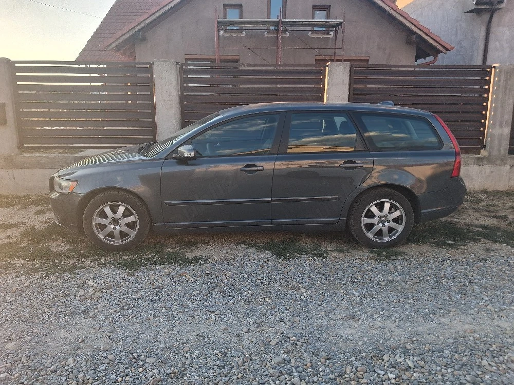 Mașina Volvo V50