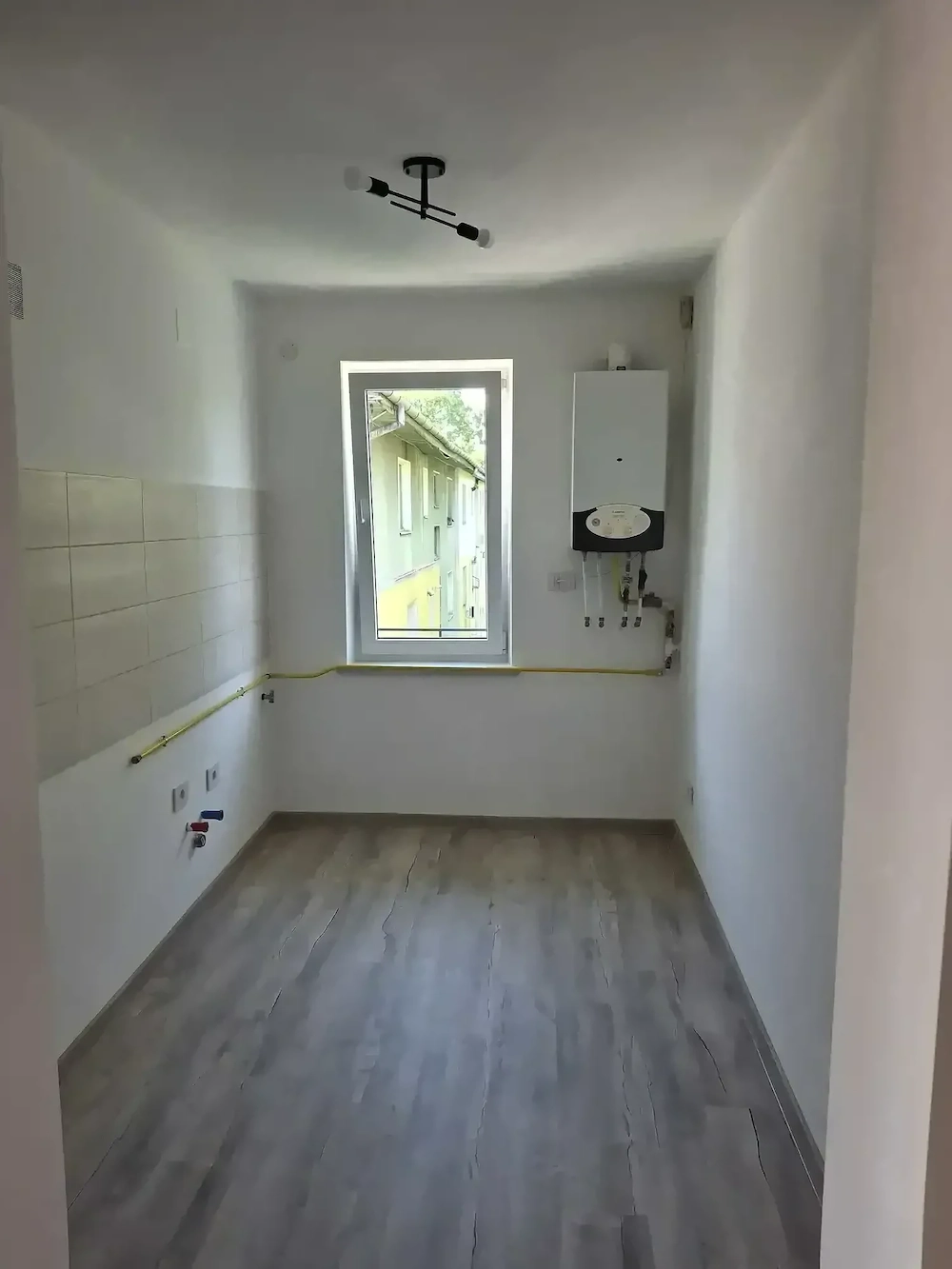 Vand apartament cu 2 camere decomandate.