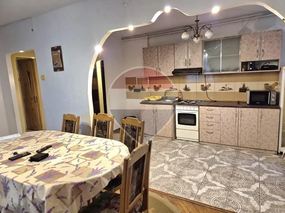 Apartament cu 4 camere de închiriat în zona Central